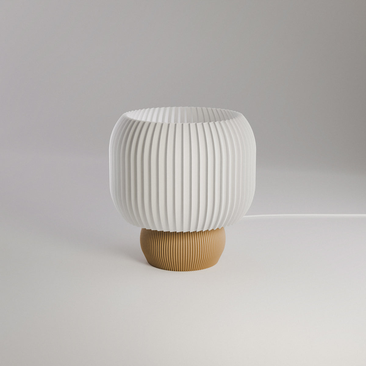 Lampa Hikari 02 aprinsă pe comodă, atmosferă cozy, cărți și decor scandinav