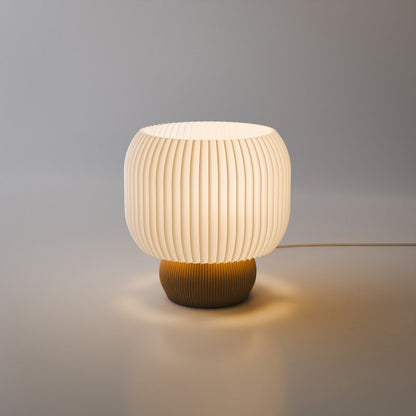 Lampa Hikari 02 aprinsă, lumină caldă ambientală, bază aurie, abajur alb pliseat