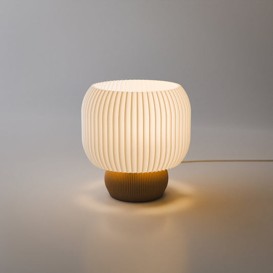 Lampa Hikari 02 aprinsă, lumină caldă ambientală, bază aurie, abajur alb pliseat