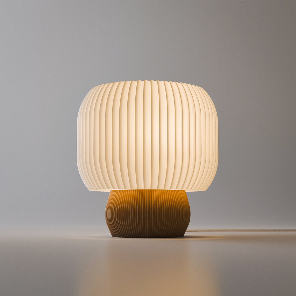Lampa Hikari 02 aprinsă lateral, lumină difuză caldă, design rotund voluminos