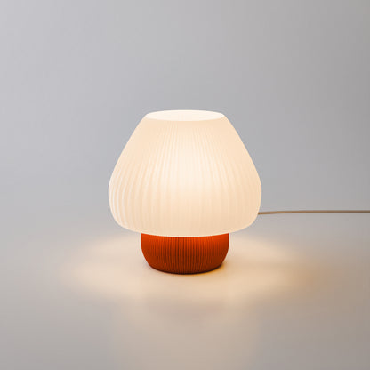 Lampa Hikari Mini aprinsă pe birou, atmosferă japoneză, bază terracotta și abajur alb pliseat