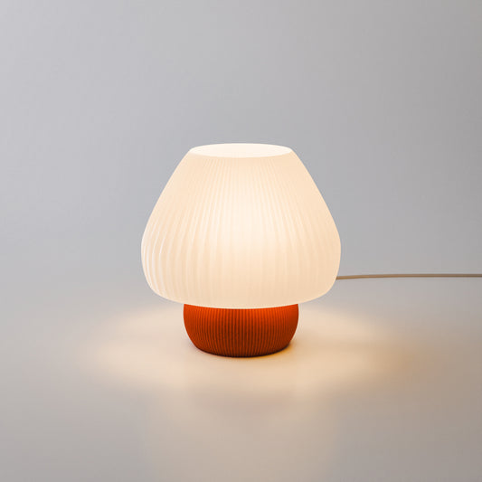 Lampa Hikari Mini aprinsă pe birou, atmosferă japoneză, bază terracotta și abajur alb pliseat
