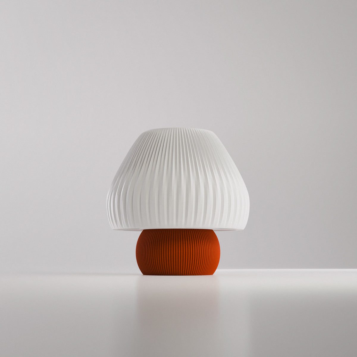 Lampa Hikari Mini studio fond gri, bază portocalie terracotta, abajur alb pliseat, lumină caldă