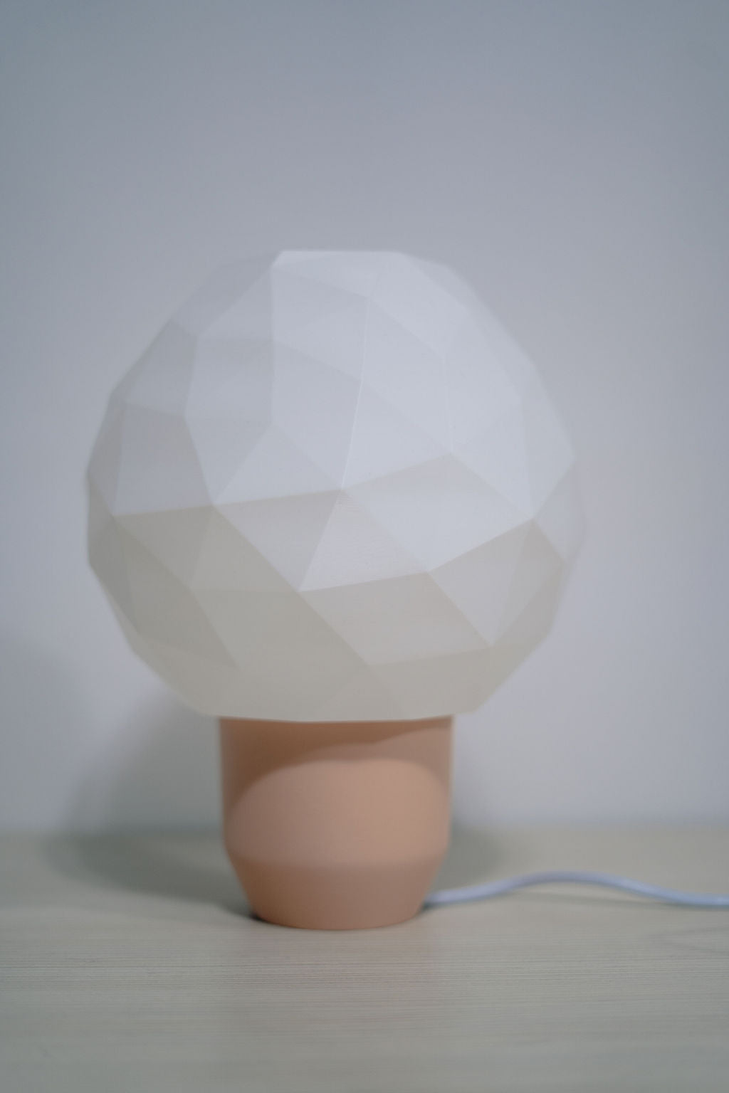 Veioză Poly iluminată ambianță caldă