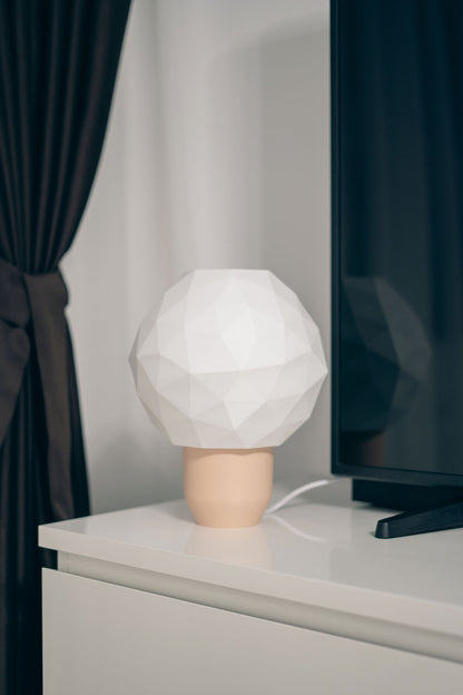 Lampa Poly vedere frontală elegantă